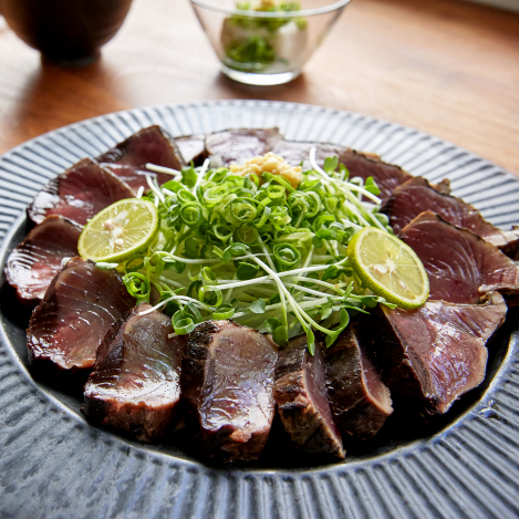 “釣りたて”カツオに、今夜目覚める｜土佐沖一本釣り、その日に藁焼きしたカツオを食卓へ