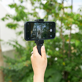 “この瞬間”を感じたい、でもスマホにも残したい｜68gの超小型！撮影が安定する「多機能グリップ」