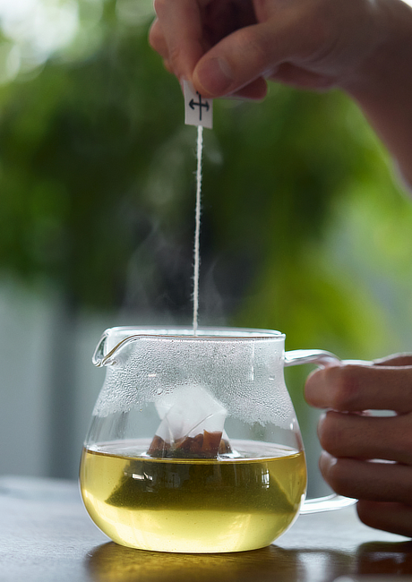 炭火焼き“あられ茶”、香ばしさ突き抜ける｜おこげ香る炒り餅入りの若蒸し煎茶・茎ほうじ茶