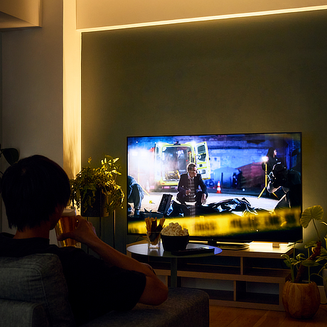 “ひとすじの光”で、没入シアター｜テレビ背面を照らしてムードアップ、目も疲れにくい