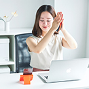 座ってません、“鍛えて”ます！｜「ポケットジム」で、仕事や家事の合間に本格筋トレ