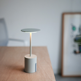 灯せば、そこが“晩酌スポット”｜光源が視界に入らない、コードレスライト