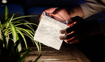 いつでもどこでも“太陽”といっしょ | 薄さ1.2cmに畳める、ソーラー充電式ライト