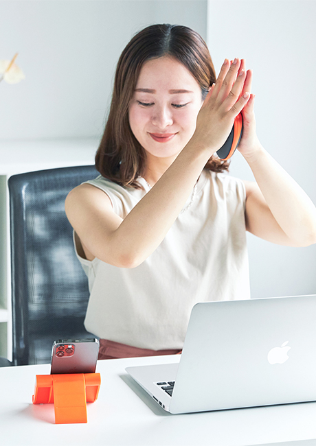 座ってません、“鍛えて”ます！｜「ポケットジム」で、仕事や家事の合間に本格筋トレ