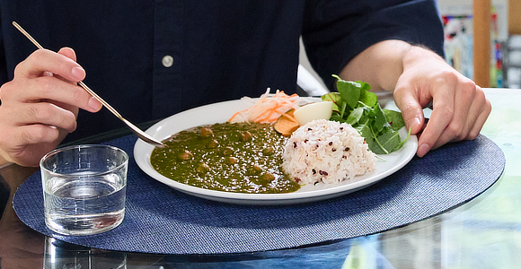 Dr.南雲も週１で食す「クロレラベジカレー」｜レトルトなのにカラダ想い、本格カフェの味