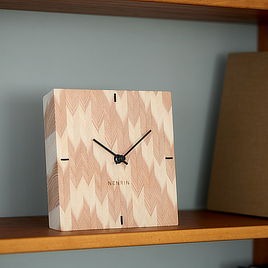 人生を讃えて“年輪時計”を贈る｜波は「穏やか」、矢羽は「繁栄」を願って