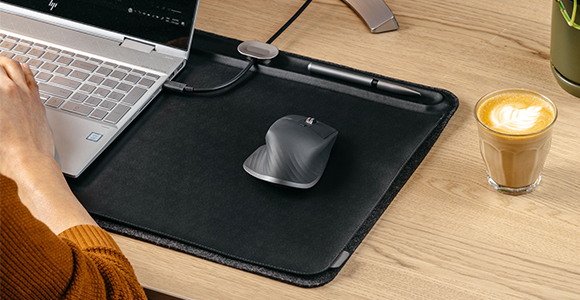 座った瞬間、“やる気”デスク｜心地いいレザーの手触り、自然と整うワークスペース