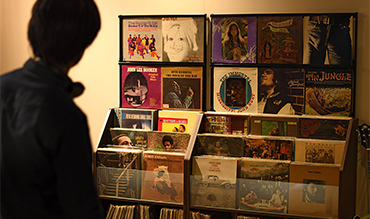 ようこそ！わが家の「レコードショップ」へ | 大好きなジャケットを“目線の高さ”で楽しめる