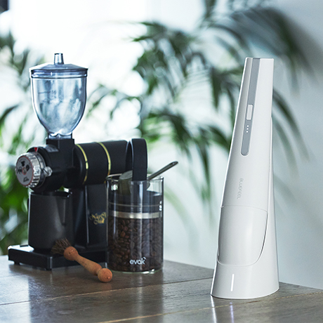 “ミニマム掃除機”、ワンアクションで隅々まで！｜リビングに馴染むデザイン、ゴミに気づいたら即吸引