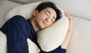 横向き寝の「腕・肩」に、かつてない自由を | 高さ調整も可能、“腕肩ポケット“の特許構造