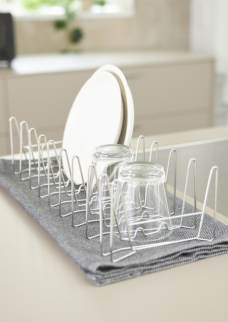 水切り界のスーパーサブ、ビヨ〜ンと出現！｜「バネ」の機構から生まれた、3cmに縮むラック