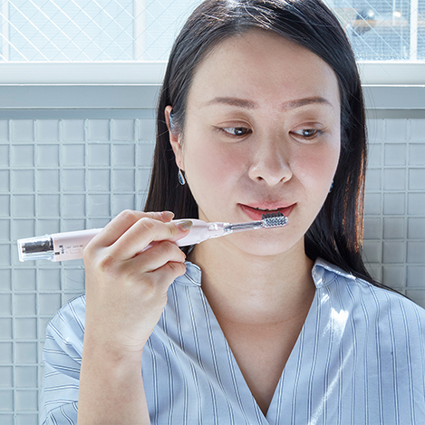 ツルツルの歯は、“光”でつくる｜光触媒の効果で、歯磨き粉なしでも歯垢がとれる