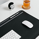 座った瞬間、“やる気”デスク｜心地いいレザーの手触り、自然と整うワークスペース