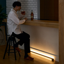 “ひとすじの光”で、没入シアター｜テレビ背面を照らしてムードアップ、目も疲れにくい