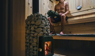 炎パチパチ……“ととのい”の頂点へ | 自分だけの「薪サウナ」で、脳と体を再起動