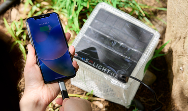 “どこでもランタン”で充電も！ | ペタンコに畳める、ソーラー充電式