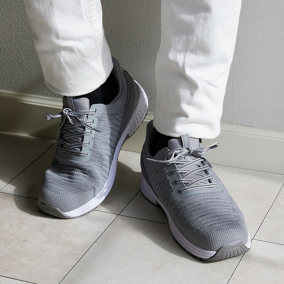 歩く足に、科学のスニーカーを｜スッと履けて、すっぽりフィット