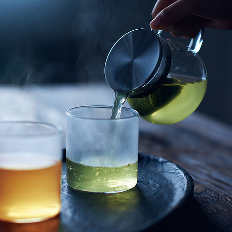 炭火焼き“あられ茶”、香ばしさ突き抜ける｜おこげ香る炒り餅入りの若蒸し煎茶・茎ほうじ茶