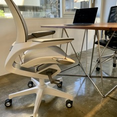 会議室ではいつも取り合いw（高木）